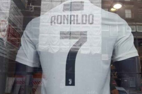 لاعب يعرض قميص رونالدو للبيع لصالح ضحايا زلزال تركيا……..