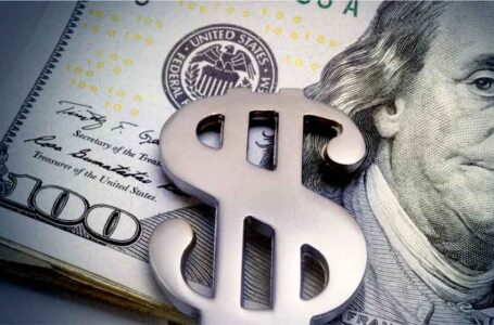 الدولار الأميركي يرتفع وسط توقعات رفع الفائدة والأسترالي يتراجع……..     ￼