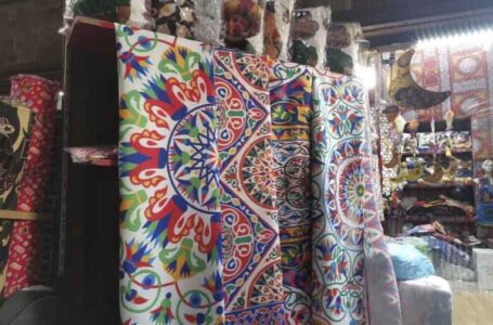 شارع الخيامية وسط القاهرة.. من فن الزخرفة إلى الزينة الرمضانية ………