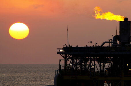 النفط يصعد بنحو 2% بدعم آمال نمو الصين……..