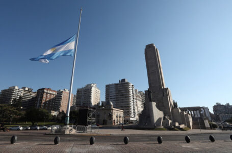 حريق يتسبب بانقطاع التيار الكهربائي في أنحاء واسعة من الأرجنتين……..           ￼