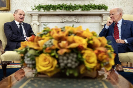 بايدن يعلن خلال لقائه شولتس مساعدة عسكرية جديدة لأوكرانيا…….       ￼