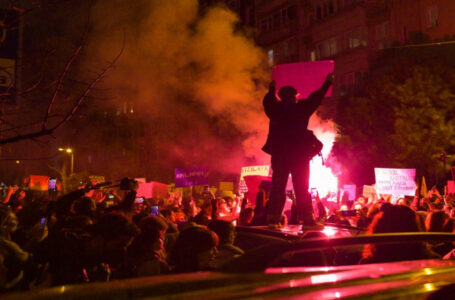 الشرطة التركية تستخدم مسحوق الفلفل لتفريق احتجاج في يوم المرأة العالمي……..        ￼