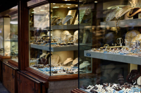 الذهب يصعد مع انخفاض الدولار وتصريحات المركزي الأميركي تحد من المكاسب………