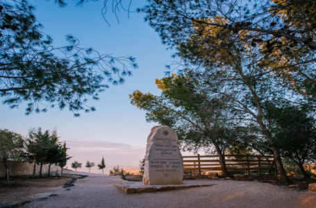 أكثر من 462 ألف زائر لجبل نيبو العام الماضي غالبيتهم من الأجانب……..