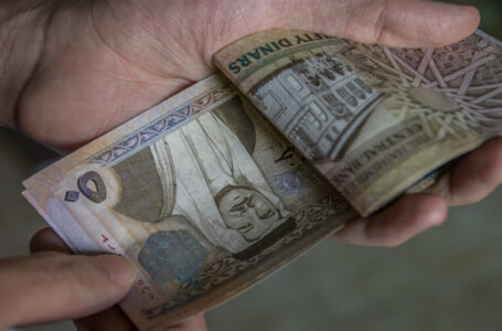 قطاعات تجارية تطالب بتأجيل القروض لشهرين دون فوائد وغرامات……      ￼