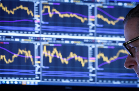 توقف العديد من أسهم البنوك الأوروبية عن التداول بعد خسائر فادحة……..       ￼