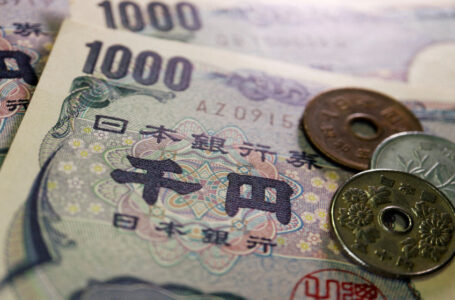 إقبال على الملاذات الآمنة من العملات نتيجة اضطرابات القطاع المصرفي…….       ￼