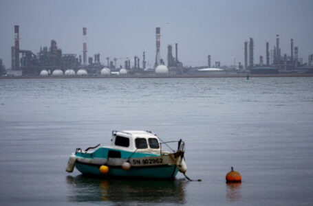 انخفاض النفط إلى أدنى مستوى في 15 شهرا…….          ￼