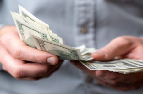 الدولار قرب أدنى مستوى في 5 أسابيع قبل قرار الاحتياطي الاتحادي…….   ￼