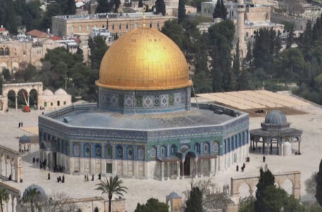 سلطات الاحتلال الإسرائيلي تضيق وصول أهالي الضفة الغربية للمسجد الأقصى…….