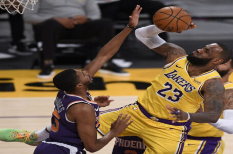 ليبرون جيمس لاعب ليكرز لا يعرف موعدا محددا لعودته من إصابة في القدم……..       ￼