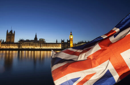 تسرب سوائل من 200 برميل في ميناء جنوبي بريطانيا…….