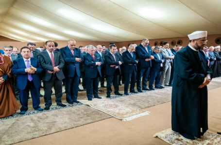 الملك يقيم مأدبة إفطار لكبار المسؤولين المدنيين والعسكريين………        ￼