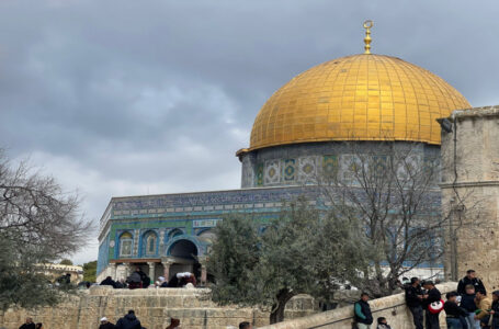 قيود إسرائيلية مشددة على المصلين المتجهين للمسجد الأقصى………      ￼