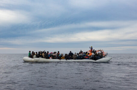 السفينة “أوشن فايكينغ” تنقذ 92 مهاجرا في البحر المتوسط…….