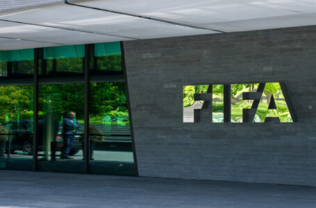 فيفا يوقف الرئيس السابق لاتحاد بيرو مدى الحياة بسبب اتهامات بالرشوة…….      ￼