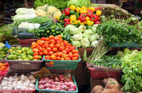 2452 طنا من الخضار ترد للسوق المركزي الأربعاء………      ￼