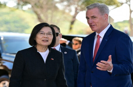رئيسة تايوان ترحب من كاليفورنيا بالدعم الأميركي لتايبيه وبكين تتوعد……..      ￼
