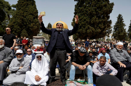 قرابة 130 ألف مصل أدوا صلاة الجمعة الثالثة من رمضان في المسجد الأقصى ……..