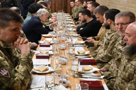 زيلينسكي ينظم إفطارا رمضانيا ويستنكر “قمع” روسيا مسلمي القرم……..      ￼