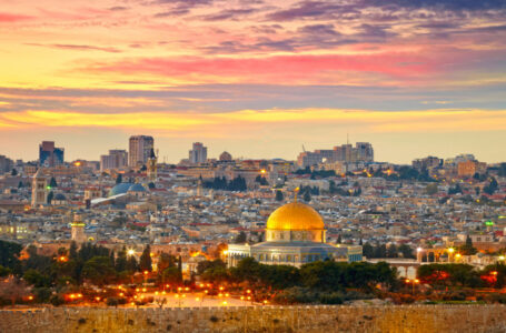 معتكفون يغلقون أبواب المصلى القبلي لمنع الاحتلال الإسرائيلي من اقتحامه……..      ￼