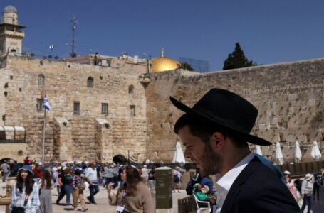 انتهاكات إسرائيلية تستهدف المسجد الأقصى وتخرق الوضع القائم……       ￼