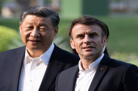 ترامب يتهم ماكرون بـ”التذلل” للرئيس الصيني……..         ￼