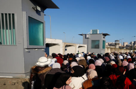 عشرات الآلاف يتوافدون للمسجد الأقصى لأداء صلاة الجمعة…….         ￼