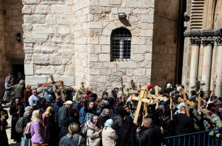 لجنة نيابية تحذر إسرائيل من فرض قيود تحد من وصول المسيحيين إلى كنيسة القيامة……..     ￼