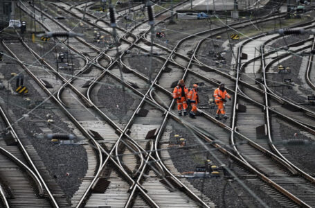 إضرابات تشل السكك الحديدية و4 مطارات في ألمانيا………