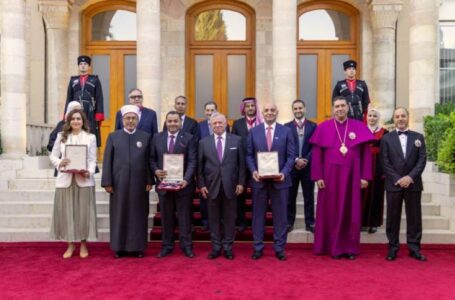 الملك يرعى الاحتفال الرسمي بعيد الاستقلال الـ77 في قصر رغدان……   ￼