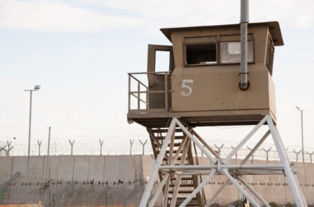 توتر واستنفار في سجن عوفر وإصابات في صفوف الأسرى الفلسطينيين……..     ￼