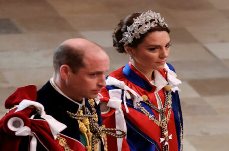 العائلة المالكة بأزياء تاريخية والضيوف بألوان جريئة في تتويج الملك تشارلز…….      ￼