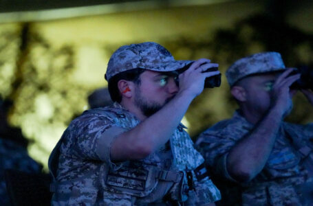 ولي العهد يتابع تمرين “صقور الهواشم/3” الليلي مندوبا عن الملك……..     ￼