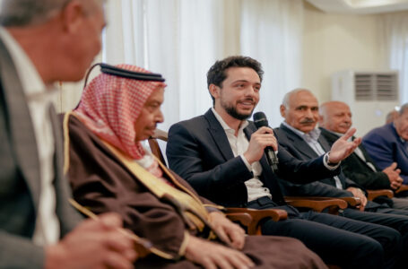 ولي العهد يلتقي وجهاء وأبناء لواء القويسمة…….     ￼