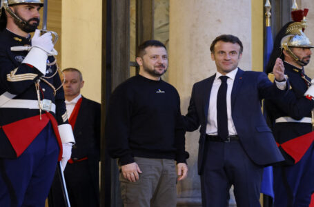 ماكرون وزيلينسكي يدعوان إلى فرض عقوبات جديدة على روسيا……      ￼