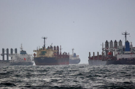 آخر سفينة حبوب تغادر أوكرانيا وسط انسحاب روسي محتمل من اتفاق البحر الأسود…….     ￼