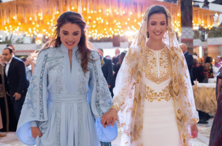 الملكة رانيا تقيم حفل حناء للآنسة رجوة خالد السيف…….     ￼