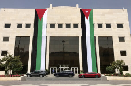 الأردنيون يحتفلون بالعيد السابع والسبعين لاستقلال المملكة…….     ￼