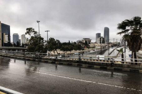 طقس مغبر وتحذيرات من انعدام الرؤية بالمناطق الصحراوية……     ￼