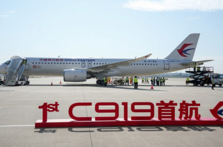 إقلاع أول طائرة ركاب صينية الصنع في رحلتها التجارية الأولى…….     ￼