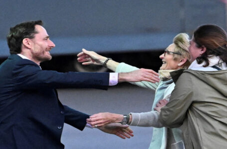 وصول 3 أوروبيين أفرجت عنهم إيران إلى بلجيكا…….      ￼