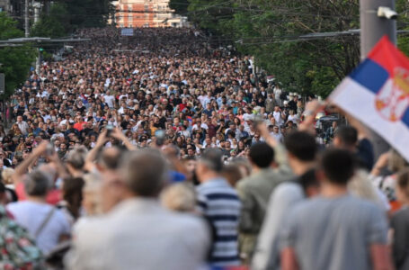 عشرات الآلاف يتظاهرون ضد الحكومة في بلغراد…….      ￼