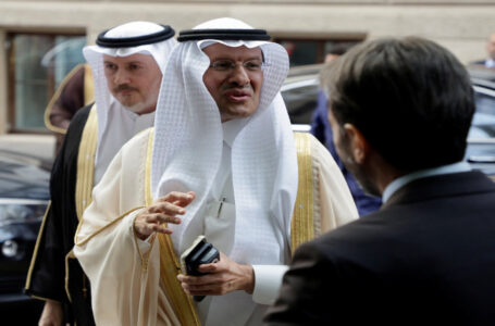 السعودية ستنفذ تخفيضا إضافيا في إنتاج النفط قدره مليون برميل يوميا……