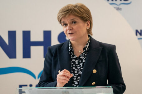 الإفراج عن رئيسة الوزراء الاسكتلندية السابقة نيكولا ستورجن￼