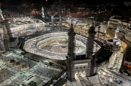 مكة المكرمة تفيض بالحجاج مع بدء موسم الحج الأحد