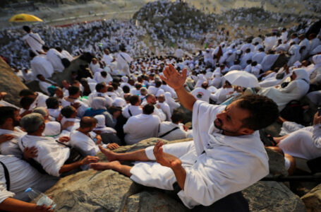 الحجاج يؤدون على عرفات الركن الأعظم للحج
