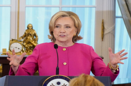 كلينتون تتهكم على بوتين لتوسع حلف الأطلسي منذ حرب أوكرانيا￼