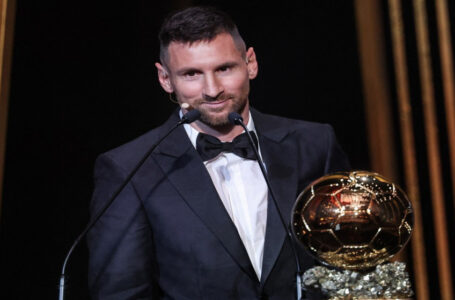 ليونيل ميسي يتوج بالكرة الذهبية لأفضل لاعب في العالم للمرة الثامنة￼